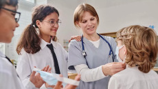 «Περιπλανώμενοι» σχολικοί νοσηλευτές: Η ρύθμιση που μπορεί να υπονομεύσει τη Δημόσια Υγεία