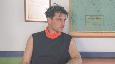 O Σπύρος Χατζηαγγελάκης πήδηξε γυμνός από τα βράχια στη θάλασσα – Δείτε το βίντεο