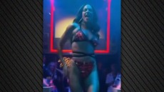 Η Κατερίνα Στικούδη χορεύει με αποκαλυπτικό μαγιό σε live εμφάνισή της - Δείτε το βίντεο