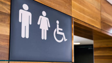 Η κίνηση που κάνουμε όλοι λάθος στις δημόσιες τουαλέτες – Και μάλλον θα συνεχίσουμε!