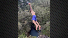 Βίντεο: Σοβαρός τραυματισμός 21χρονου που πήδηξε από καταρράκτη 42,5 μέτρων για να σπάσει ρεκόρ «βουτιάς θανάτου»