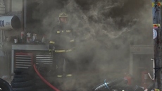 Κλειστή η Μιχαλακοπούλου λόγω φωτιάς σε κατάστημα ελαστικών - Δείτε βίντεο