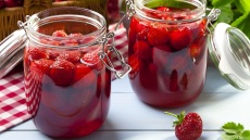 Φράουλες: Πώς τις διατηρούμε σε βάζο για να έχουμε όλο τον χρόνο φρούτο και σιρόπι