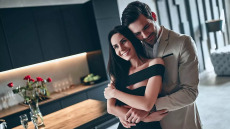 Προσωπικότητα ή εισόδημα: Τι κοιτάμε τελικά σε ένα σύντροφο