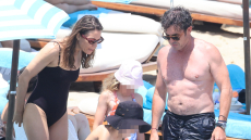 Φωτογραφίες: Η Βίκυ Καγιά στη Μύκονο με τον Ηλία Κρασσά και τα παιδιά τους