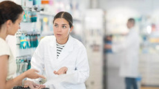 Ακριβά φάρμακα: Τι φταίει για τις καθυστερήσεις στην κατ’ οίκον διανομή