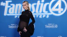 Βανέσα Κίρμπι: Η εμφάνιση με φουσκωμένη κοιλιά στην πρεμιέρα της νέας της ταινίας - Δείτε βίντεο και φωτογραφίες