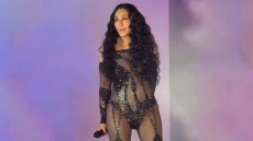 H 79χρονη Σερ φόρεσε το ίδιο αποκαλυπτικό ρούχο που είχε φορέσει το 1989 στο If I Could Turn Back Time - Δείτε βίντεο