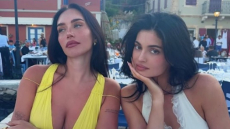 Κάιλι Τζένερ: Η Στέισι Καρανικολάου δημοσίευσε νέες φωτογραφίες από τις διακοπές τους στην Ελλάδα