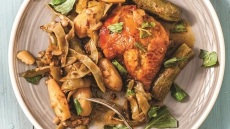 Κόκορας με φασολάκια και κολοκυθάκια