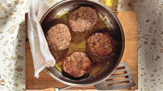 Ο σεφ Βασίλης Ακρίβος μάς αποκαλύπτει τα μυστικά του για αφράτα μπιφτέκια