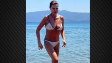 Η Αλεξάνδρα Παλαιολόγου ποζάρει με μπικίνι στο Λουτράκι - Δείτε φωτογραφίες