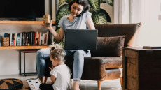 Γονείς: Πάνω από 1 στους 2 αγχώνεται πολύ με την καλοκαιρινή φροντίδα των παιδιών – Έρευνα αποκαλύπτει