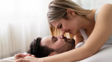 Είμαστε πιο ευτυχισμένοι όταν κάνουμε περισσότερο σεξ; Ένας ειδικός εξηγεί αυτή την αμφίδρομη σχέση