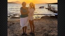 Η Σταματίνα Τσιμτσιλή φωτογραφίζεται με τη μητέρα της στην Πάρο