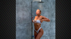 Ιωάννα Τούνη: Απολαμβάνει το ντους μετά τη θάλασσα και την αποθεώνουν