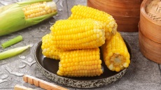 Πώς να φτιάξετε γρήγορα το πιο ζουμερό βραστό καλαμπόκι
