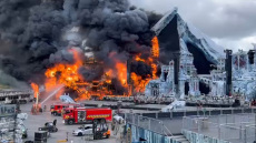 Πυρετώδεις εργασίες για να χτιστεί νέα κεντρική σκηνή για το φεστιβάλ της Tomorrowland μετά την καταστροφική φωτιά