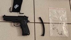 Συνελήφθη ανήλικος στο Κιλκίς που πυροβολούσε με αεροβόλο τζάμια σε γραφεία και σχολείο 
