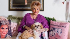 Πέθανε η θρυλική τραγουδίστρια Κόνι Φράνσις σε ηλικία 87 ετών