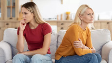 Αποξένωση: 3 λόγοι που τα ενήλικα παιδιά απομακρύνονται από τους γονείς τους