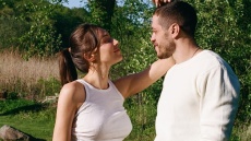 Ποια είναι η 29χρονη Έλσι Χιούιτ που περιμένει το παιδί του Πιτ Ντέιβιντσον