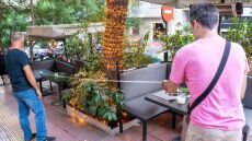 Επιχείρηση «σκούπα» από τον Δήμο Αθηναίων στο Κολωνάκι για τραπεζοκαθίσματα και παράνομη στάθμευση
