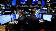 Wall Street: Με το… αριστερό το ποδαρικό του Δεκεμβρίου – Στα κόκκινα το ταμπλό
