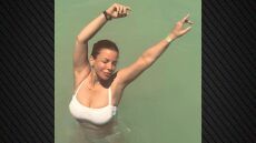 Η Αντελίνα Βαρθακούρη απολαμβάνει τις βουτιές της σε εξωτικό προορισμό