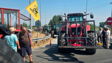 Καρδίτσα: Αγρότες επιχείρησαν να βγουν με τα τρακτέρ στον Ε-65, τους σταμάτησε η Αστυνομία 