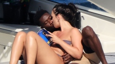 Αλφόνσο Ντέιβις: Τα φιλιά με τη σύντροφό του στη Μύκονο - Δείτε φωτογραφίες