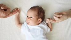 8 υγιή μωρά με DNA από τρεις γονείς γεννήθηκαν στη Βρετανία