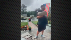 Παραλίγο τραγωδία στο Νιου Τζέρσεϊ: Κεραυνός έπεσε δίπλα σε διανομέα ενώ παρέδιδε φαγητό - Δείτε βίντεο
