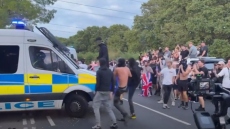 Βίαια επεισόδια έξω από ξενοδοχείο του Έσεξ που φιλοξενεί αιτούντες άσυλο - Μετανάστης κατηγορείται για 3 σεξουαλικές επιθέσεις, δείτε βίντεο