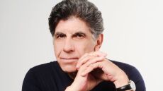 Γιάννης Μπέζος: Σκηνοθετεί τον συγκλονιστικό «Αμερικάνικο Βούβαλο» στο Θέατρο Σημείο