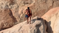 Σάλος για influencer που πέταξε από βράχο τον 7χρονο γιο του για βουτιά - «Τα μικρά πρέπει καμιά φορά να τα πετάς από τη φωλιά», λέει ο ίδιος
