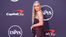 Ο αέρας πρόδωσε Αμερικανίδα σκιέρ με αποκαλυπτικό φόρεμα στο κόκκινο χαλί των βραβείων ESPY - Δείτε βίντεο
