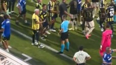 Μουρίνιο ο... ειρηνοποιός: Έσβησε την ένταση στο φιλικό με την Πορτιμονένσε και φωτογραφήθηκε με όλη την ομάδα - Δείτε βίντεο