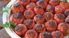 Nτομάτες γεμιστές από την Τήνο από το χωριό Κουμάρος