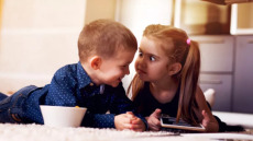 Από τον έξυπνο «μεγάλο» στον επαναστάτη «μικρό» αδερφό – Πώς διαμορφώνει η σειρά γέννησης την προσωπικότητα