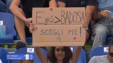 Ιταλίδα θαυμάστρια του Τσιτσιπά ζήτησε να την... επιλέξει για σχέση - Βίντεο, φωτογραφία 