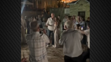 Ο Τζώνη Καλημέρης και η Ελπίδα Ιακωβίδου έστησαν γλέντι στο Νυμφαίο μια μέρα πριν τον γάμο τους