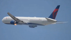 Αεροπλάνο έπιασε φωτιά κατά την απογείωση και αναγκάστηκε να επιστρέψει στο αεροδρόμιο του Λος Άντζελες - Δείτε βίντεο
