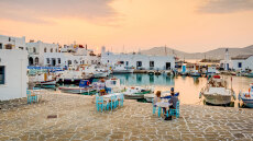 Ελληνίδα τουρίστρια πλήρωσε 17,5 ευρώ τη χωριάτικη σαλάτα στην Πάρο, της χρέωσαν ξεχωριστά το λάδι 2,5 ευρώ - Δείτε βίντεο