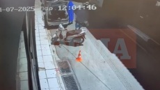 Αγία Παρασκευή: Με μπλε κουβέρτα στο κεφάλι βγαίνει από αυτοκίνητο ο δολοφόνος του 43χρονου Πολωνού καθηγητή - Δείτε βίντεο