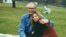 Μπάρμπαρα Στρέιζαντ: Το «αντίο» της στον Άλαν Μπέργκμαν - «Για μένα ήταν οικογένεια, μια πατρική φιγούρα»
