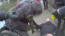 Η στιγμή της σύλληψης διακινητή ναρκωτικών που μόλις είχε παραλάβει κοκαΐνη αξίας 4,5 εκατ. ευρώ στην Βρετανία - Δείτε βίντεο
