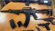 Επιχείρηση του ελληνικού FBI στη Δυτική Αττική - Τρεις συλλήψεις για όπλα και κοκαΐνη