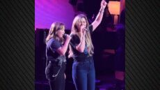 Η Κέλι Κλάρκσον τραγούδησε μαζί με την 11χρονη κόρη της σε συναυλία της στο Λας Βέγκας - Δείτε το βίντεο
