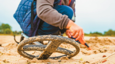 Οι αρχαιοκάπηλοι και το κυνήγι του θησαυρού: Έσκαβαν σε όλη την Ελλάδα τα βράδια - Πώς ένας μοναχικός «κυνηγός» αποκάλυψε τη δράση τους